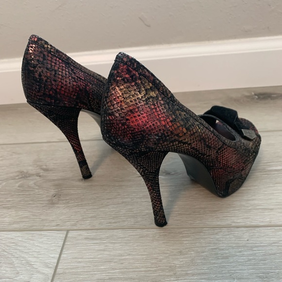 BCBG Generation red- bronze toned snakeskin inspired platform heels size 6.5 - Picture 7 of 8
